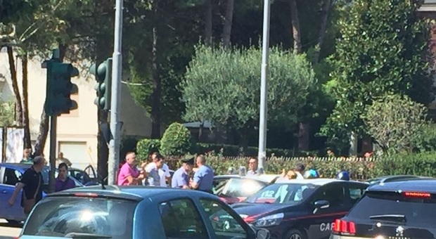 Jesi, pistole sguainate in strada: ladri finiscono in manette tra gli applausi Jesi, pistole sguainate in strada: ladri finiscono in manette tra gli applausi