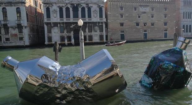 Venezia, l'arte contro la plastica: due grandi bottiglie d'acciaio nel Canal Grande il giorno del Redentore