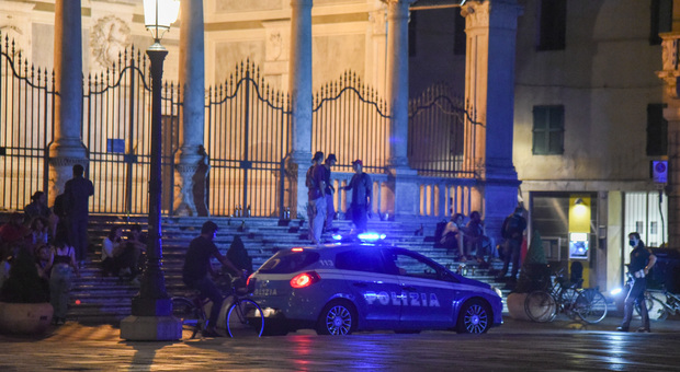 Poliziotti e vigili in piazza dei Signori sgomberano la gradinata della Gran Guardia