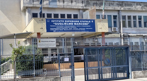 La facciata dell'istituto Marconi di Giugliano, chiuso per lavori da settembre