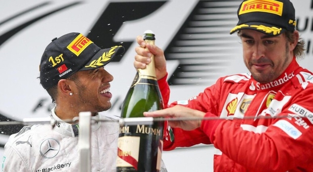 Hamilton alla Ferrari, Alonso lo provoca: «La Rossa il suo sogno? Strano, fino a due mesi fa non era così...»