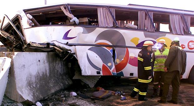 Bus contro Tir, dramma in autostrada: 46 pellegrini friulani feriti, 3 gravi