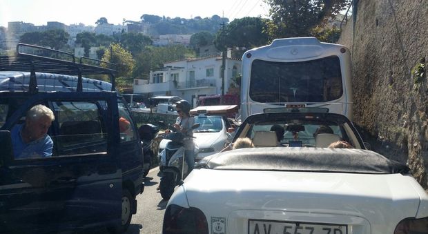 Capri, camion dei lavori si inclina in curva: traffico paralizzato a Marina Grande