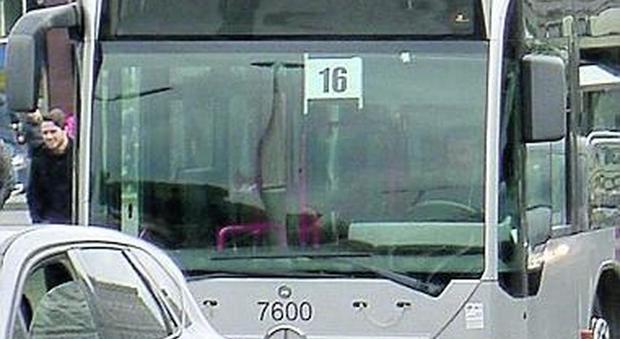 Atac, in tilt i display: i numeri dei bus sui fogli A4