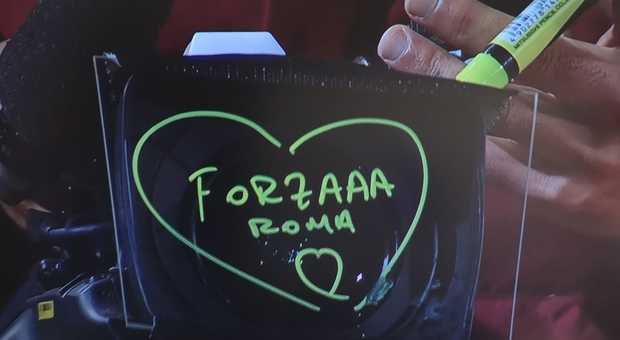 La scritta sulla telecamera di Novak Djokovic