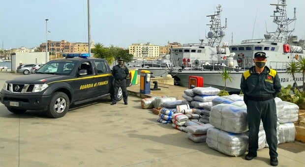 Il sequestro di quattro tonnellate di marijuana e cocaina avvenuto a Brindisi nel giugno 2020