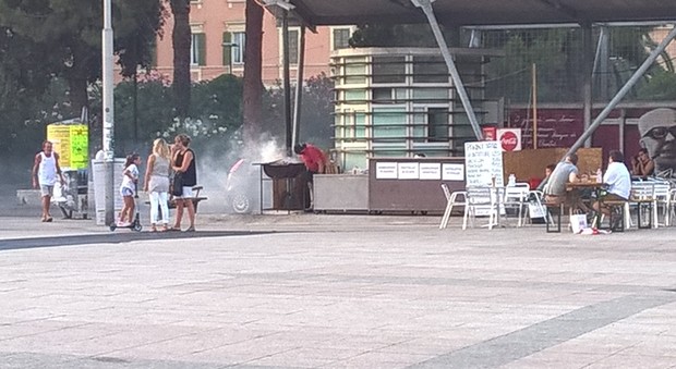 Barbecue fumante in piazza Pertini Ecco la cucina improvvisata all'aperto