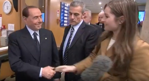 Silvio Berlusconi e la stretta di mano a Sofia Bettiza della Bbc: "Se la stringi così, chi ti sposa?"