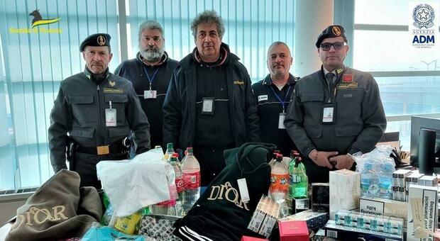 Soldi, sigarette, formaggi, alcolici e sterline d'oro: ecco cosa ha trovato la Finanza nei bagagli all'aeroporto Sanzio