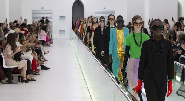 Gucci, la sfilata a Milano contro l'omologazione: in passerella camicie di forza e frustini