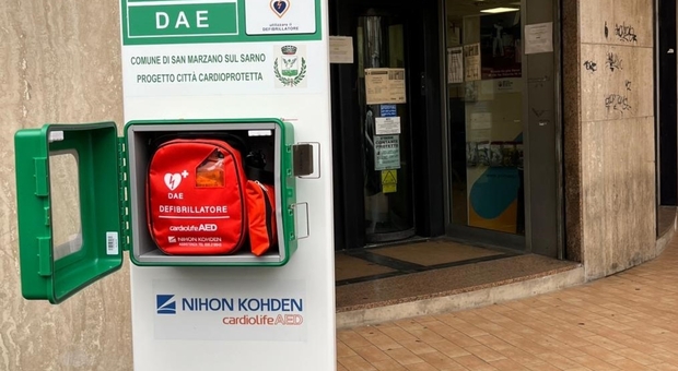Uno dei defibrillatori installati a San Marzano sul Sarno