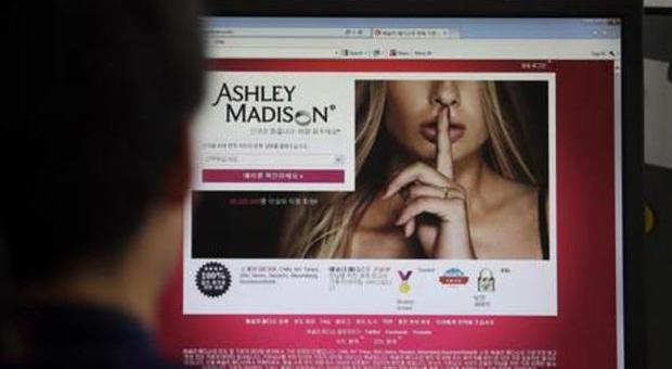 Ashley Madison, tremano gli iscritti al sito di incontri online: rubati tutti i dati