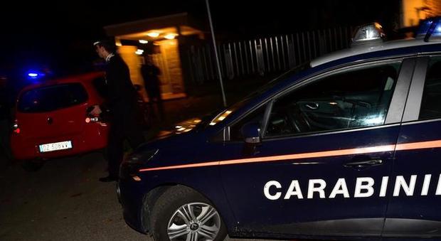 Rapinato in pieno centro, picchiato e sequestrato per ore: anziano salvato dai carabinieri