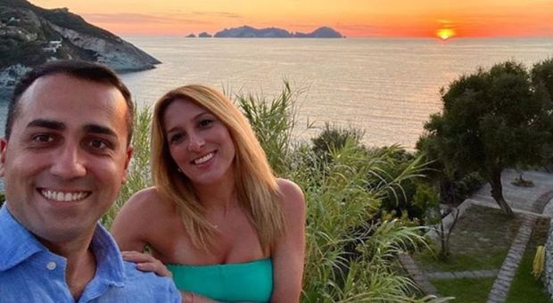 Di Maio in vacanza a Ponza, il selfie con la fidanzata Virginia Saba: «L'Italia è il paese più bello del mondo»