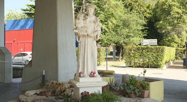 L'appello del cappellano:«Salvate la statua del Santo all'ingresso dell'ospedale»