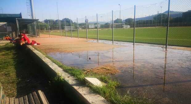 Campo sportivo Europa allagato, 15 giorni di spreco d’acqua: nessuno fa niente nonostante le segnalazioni