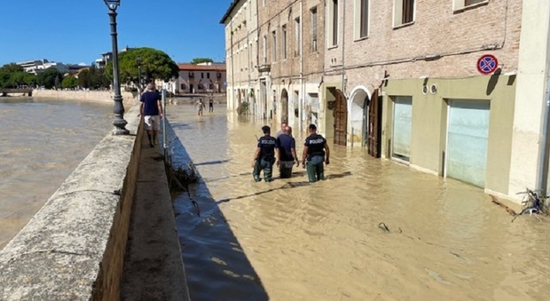 La polizia nelle zone dell'alluvione