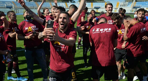 La Salernitana torna in serie A: tre gol al Pescara, comincia la festa
