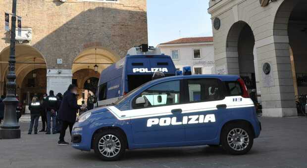 Polizia e carabinieri, lotta contro la violenza sulle donne: il camper con agenti della questura in piazza dei Signori