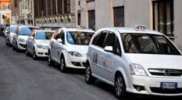 «Taxi fuorilegge», 1500 violazioni l'anno: ogni mese 126 macchine sanzionate