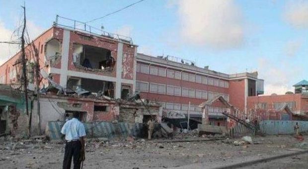 Somalia, attentato terroristico in un hotel di Mogadiscio: 9 morti