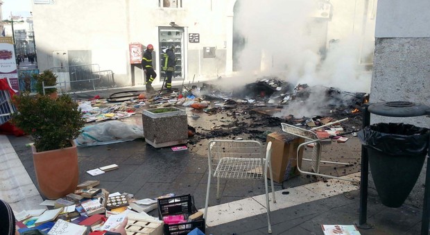 Benevento: bruciano la bancarella, libri in cenere