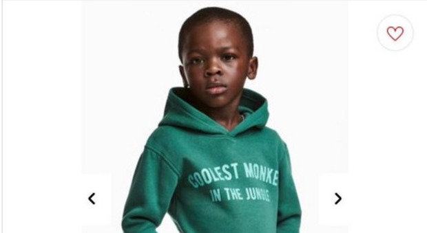 Il bimbo di colore indossa la felpa con scritto "scimmia cool", H&M finisce nella bufera