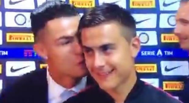 La Juve vince e Ronaldo bacia Dybala davanti alle telecamere