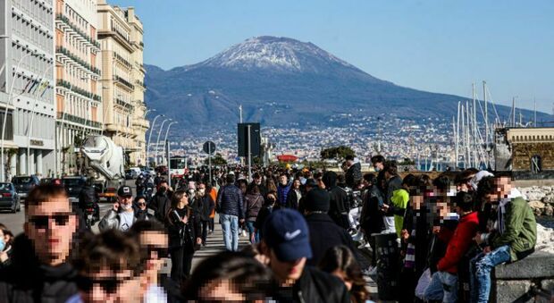 Napoli, lungomare invaso da un fiume di ragazzini senza mascherina