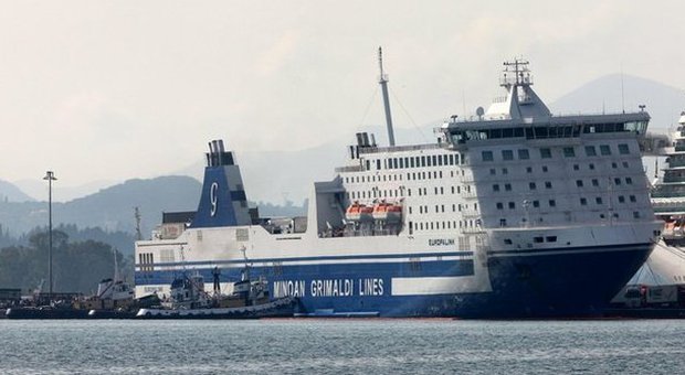 Traghetto diretto ad Ancona finisce sugli scogli a Corfù: domani tornano i passeggeri