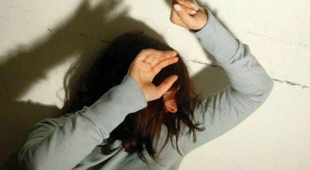 Tenta di violentare la figlia 16enne dei suoi amici ad una festa di compleanno: la madre blocca lo stupro. Arrestato 56enne