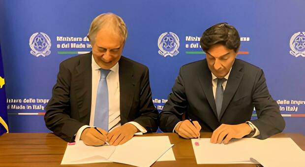 Il ministro delle Imprese e del Made in Italy Adolfo Urso e il presidente dell’Anfia Roberto Vavassori hanno firmato a Palazzo Piacentini l'accordo