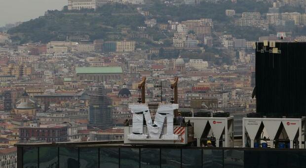 «Il Mattino», al via l'installazione di una grande insegna sul tetto di Torre Francesco a Napoli