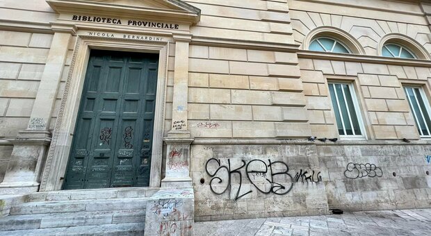 Atti vandalici contro il centro storico a Lecce: individuati e denunciati quattro minori