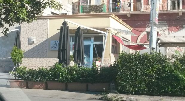 Bomba devasta bar di Porta Napoli