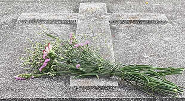 Porta i fiori alla tomba sbagliata per 16 anni: "C'erano i resti di mio padre, chi è questa donna?"