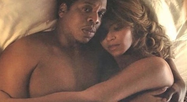 Beyoncè e Jay Z nudi, le foto della loro intimità regalate ai fan dopo i concerti