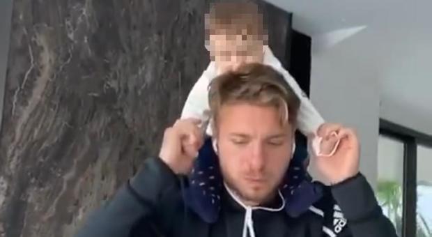 Lazio, Immobile e l’allenamento home made: squat con il figlio sulle spalle