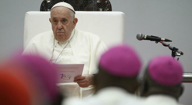 Papa Francesco e le coppie gay: «Se benedico un imprenditore che sfrutta la gente nessuno si scandalizza»