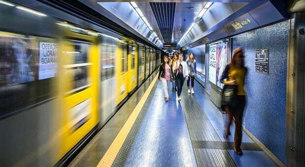 Trasporti, per le Regioni «bianche» la capienza sale all'80%: sul metrò di Napoli 250 passeggeri in più