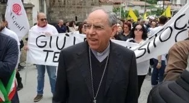 Odio no vax contro il vescovo Cirulli: «Tempestato di messaggi cattivi»