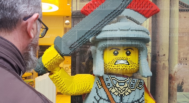 Una vetrina dello store Lego, in via Tomacelli