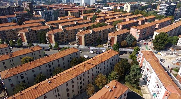 Una veduta di case popolari a Milano