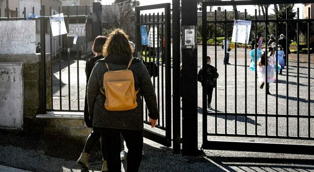Avanza la variante inglese, focolai in tutta Italia: scuole costrette a chiudere