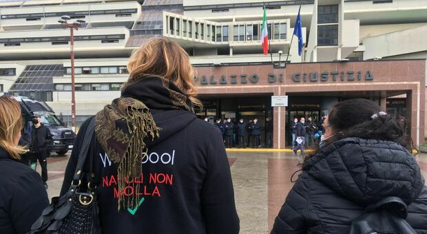 Whirlpool Napoli, il Tribunale dice sì ai licenziamenti: «Non è condotta antisindacale»