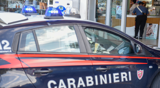 Roma, carabiniere ferito in strada: soccorso da alcuni bengalesi dopo una lite a colpi di bottigliate