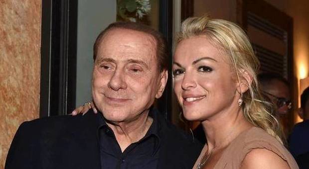 Berlusconi alla festa da solo: "Sono single..."