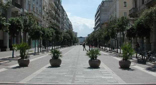 Pescara, la città invasa dai volantini del “corvo": ecco la connection degli affari