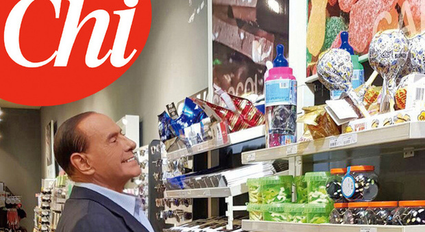 Berlusconi, dimagrito e abbronzato all'autogrill: fa la spesa per i nipotini e per Dudù
