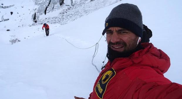 Alpinisti morti sul Nanga Parbat. Lo straziante messaggio della fidanzata di Ballard: «Sarai sempre la mia roccia più bella»